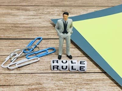 RULEのキューブブロックとビジネスの置物で表現したルールや判断軸のコンセプトイメージ